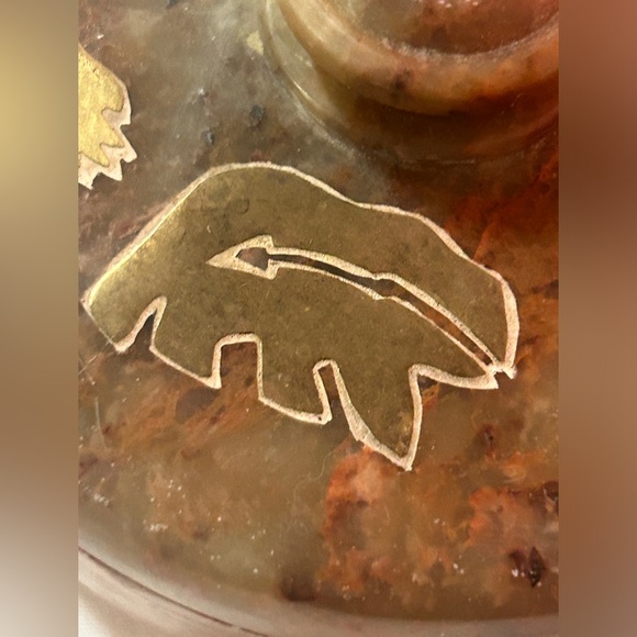 Vintage Zuni bear soapstone trinket box with bear and paws - Picture 3 of 8